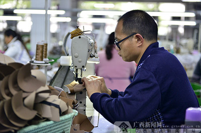 网媒记者探访自贡外贸鞋生产基地-广西新闻网